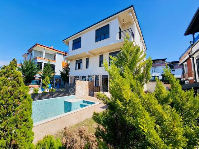 Deniz'den 4+1 Müstakil Parsel, Havuzlu, Giyinme Odalı Villa