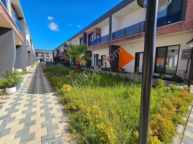 Deniz'den 3+1 Ayrı Mutfaklı, Havuzlu Sitede Kiralık Villa