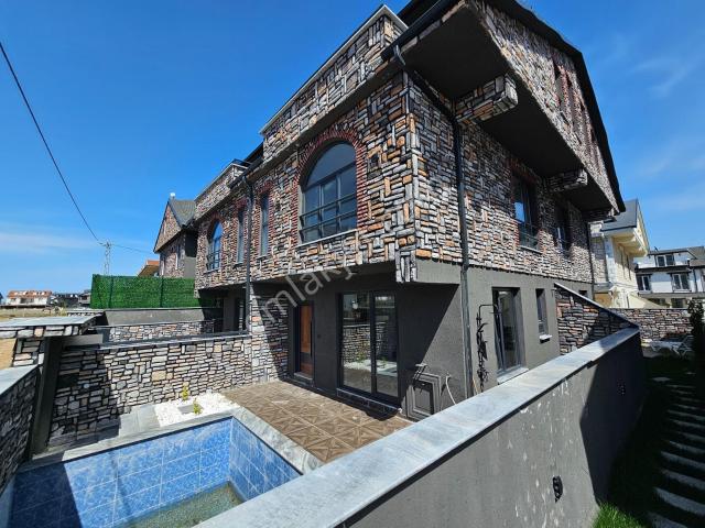 Deniz'den 3+1 Havuzlu, Denize Yakın,ön Cephe Fırsat Villa