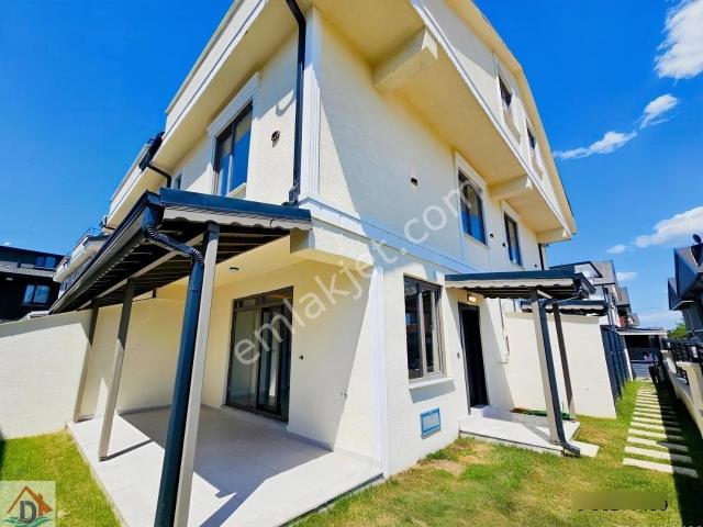 Deniz'den 3+1 Merkezi Konumda, Bahçeli Satılık Villa