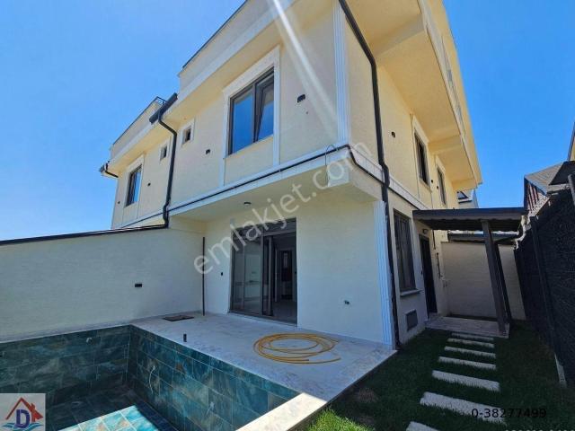 Deniz'den 3+1 Merkezi Konumda, Bahçeli Satılık Villa