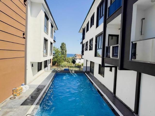 Denize 200 Metre Havuzlu Sitede Cadde Üzeri Satılık Köşe Daire