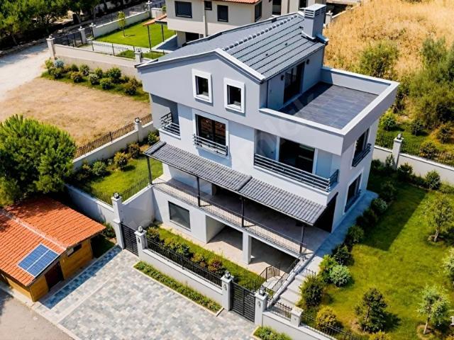 Denize 250 Metre, Geniş Bahçeli 5+2 Tripleks Müstakil Villa