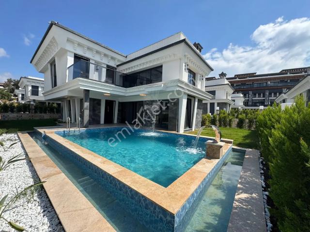 Denize 500 Metre Mesafede | Havuzlu, Saunalı, Hamamlı Lüks Villa