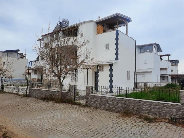 Denize 585 M Güzelçamlı Tire Kalamaki Sitesinde Köşe Villa