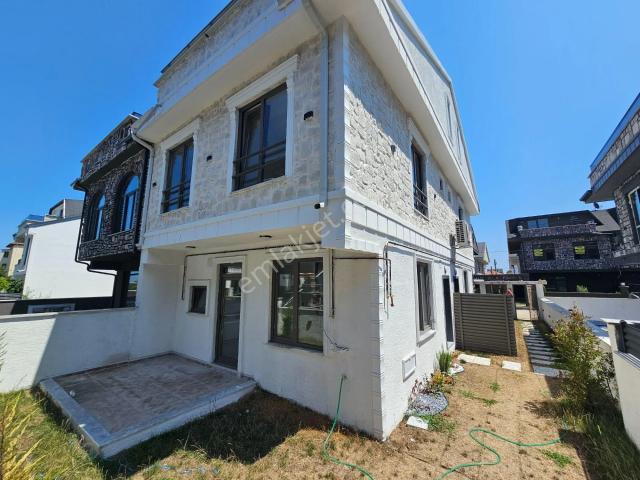 Deniz'e 70 Mt. Mesafede 3+1,bahçeli, Yerden Isıtmalı Villa