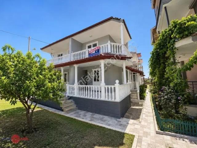 Denize 90m: Dikili Merkezde Bahçeli Ve Teraslı Özel Villa