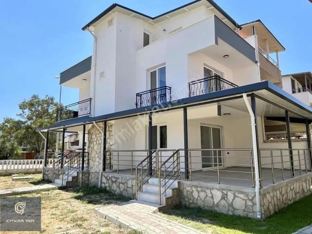 Denize İlk Sıradaki Havuzlu Sitede, Yenilenmiş 4+1 Villa