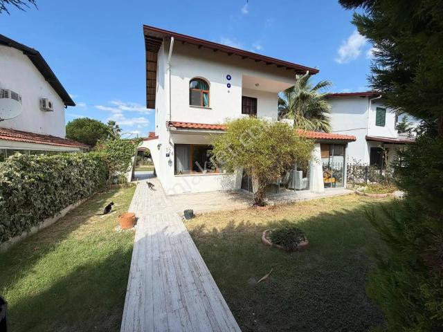 Denize Sıfır Konumda Eşyalı Kiralık Geniş Bahçeli Villa
