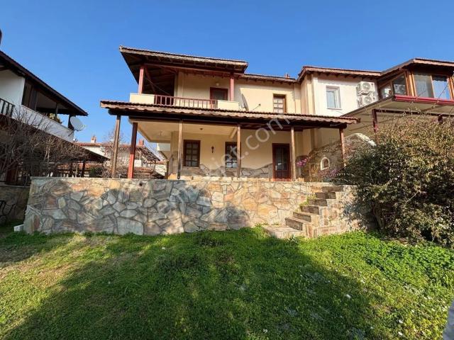Denize Sıfır Özel Plajlı Lalekent Sitesinde geniş Bahçeli Villa