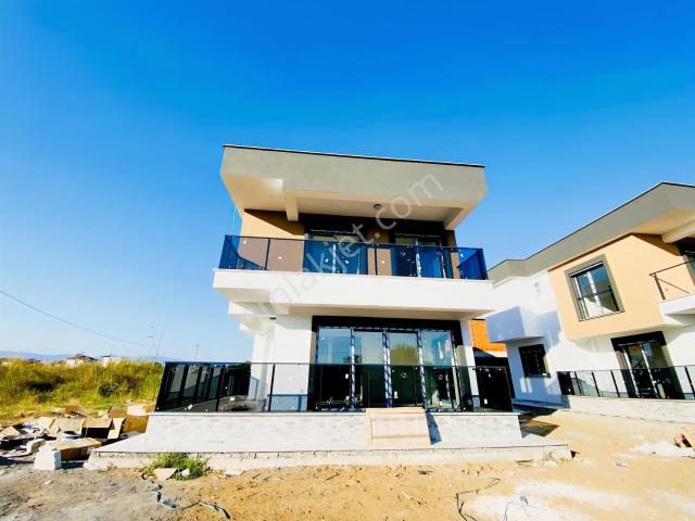 Denize Ve Sahile 600 Metre Yol Cephe Müstakil Bahçeli 3+1 Villa