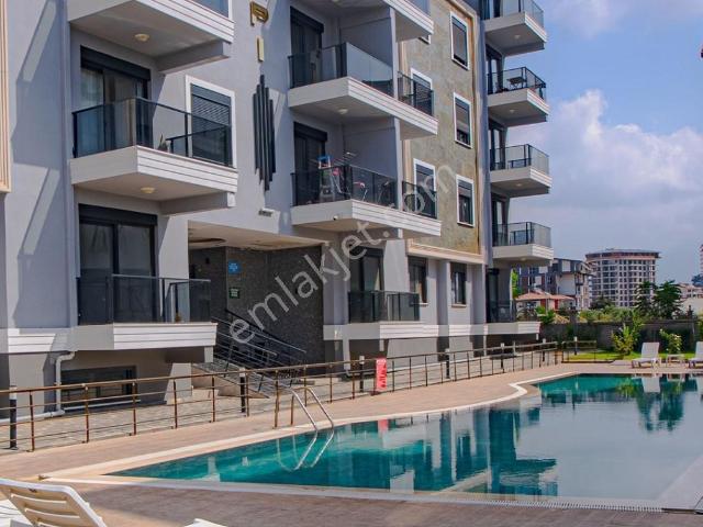 Denize Ve Tropik Parka Yakın Havuzlu Sitede Eşyalı 1+1
