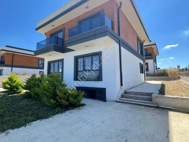 Denize Yakın 230 M² Arsalı Sıfır 3 Katlı Müstakil Villa