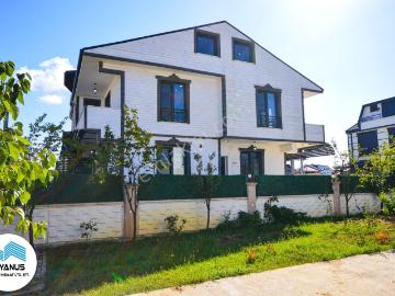 Denize Yakın Havuzlu 4+1 Kocaali Müstakil Bahçeli Villa