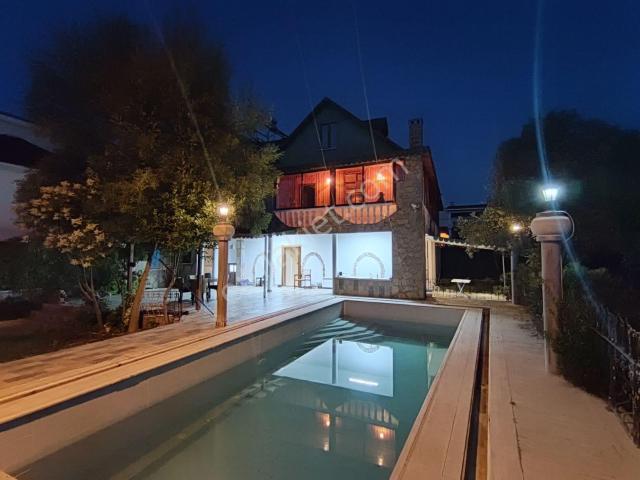 Denize Yakın Havuzlu, Eşyalı, Bahçeli Tribleks Villa