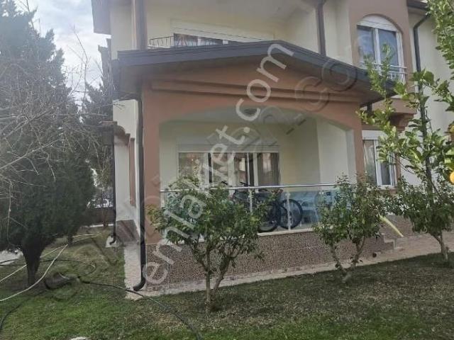 Denize Yakın Lüks Eşyalı 3+1 Satılık Villa Ortak Havuzlu
