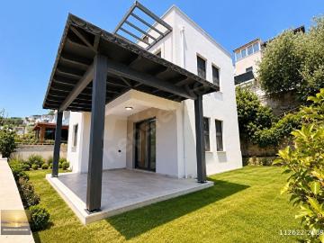Denize Yakın Satılık Sıfır Dublex Villa Özel Plajlı Sitede müstakil evde düz ayak konumda bulunmaz