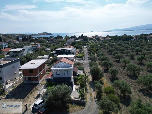 Denize Yakın Tripleks Eşyalı Satılık Villa
