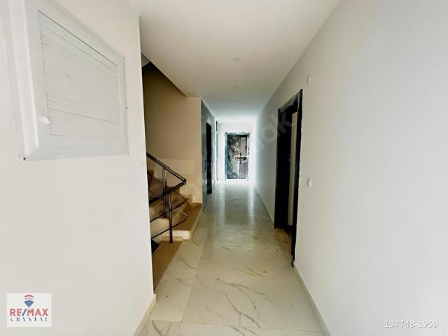 DENIZE YAKIN, KÖŞE PARSELDE MODERN 1+1 DAIRE