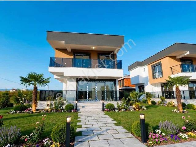 Denize Yürüme Mesafesinde Müstakil 3+1 Bahçeli Site İçi Villa