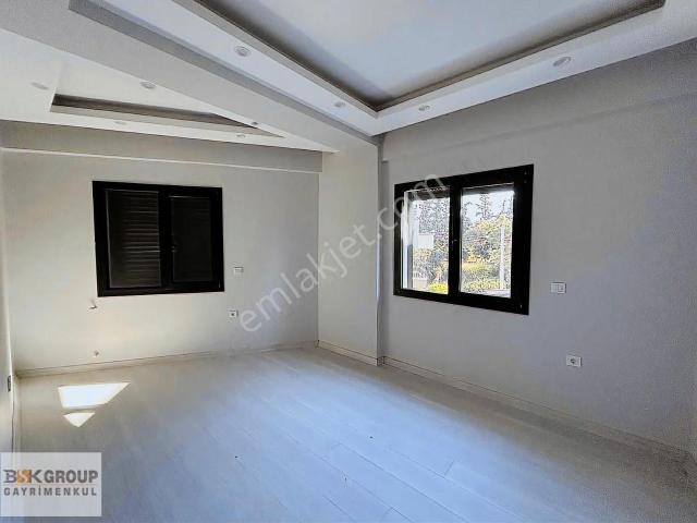 Denize Yürüme Mesafesinde Çarşıda Geniş Bahçeli Villa