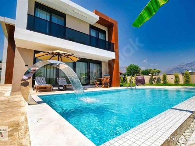 Denize yürüme mesafesinde Lüx 4+1 Kiralık Villa