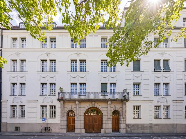 Denkmal Juwel in Sendling: Luxuriöse ca. 220 m² Wohnung mit separatem Apartment und Garten