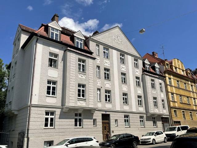 Denkmalgeschützter Altbau 1913: 4 Zimmer mit Stuck, Balkon und Aufzug in Thalkirchen