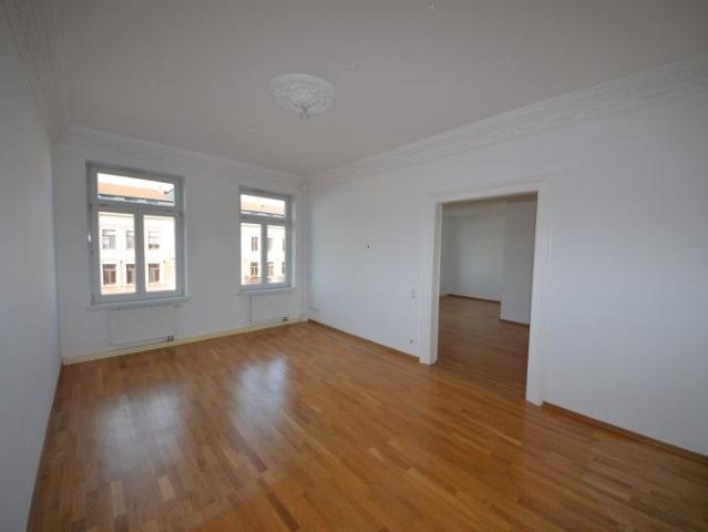 Denkmalgeschützter Altbau – 3 Zimmerwohnung mit Balkon, neuer EBK und Parkett !