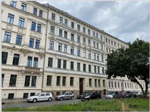 Denkmalgeschützter Altbau – 3 Zimmerwohnung mit Balkon, neuer EBK und Parkett !
