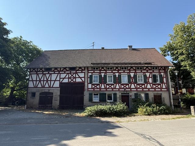 Denkmalgeschütztes Einfamilienhaus mit Scheunenanbau