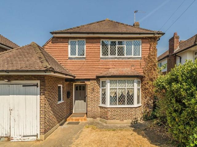 Denleigh Gardens, Thames Ditton KT7 4 bed detached house to rent £3,250 pcm £750 pw