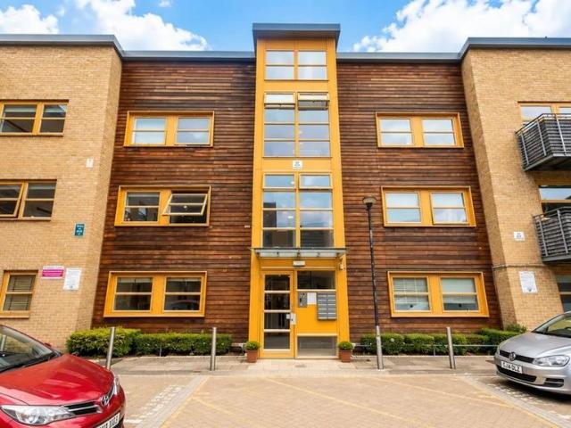 Denmark Place, London, E3 2 bed flat to rent £2,300 pcm £531 pw