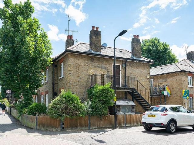 Denmark Road, West Ealing, London, W13 3 bed flat to rent £2,800 pcm £646 pw