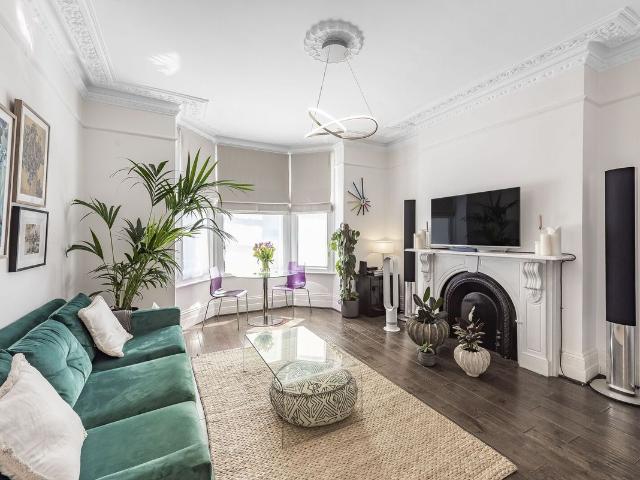 Denning Road, Hampstead, London NW3, 2 bed flat to rent, £3,300 pcm | PrimeLocation