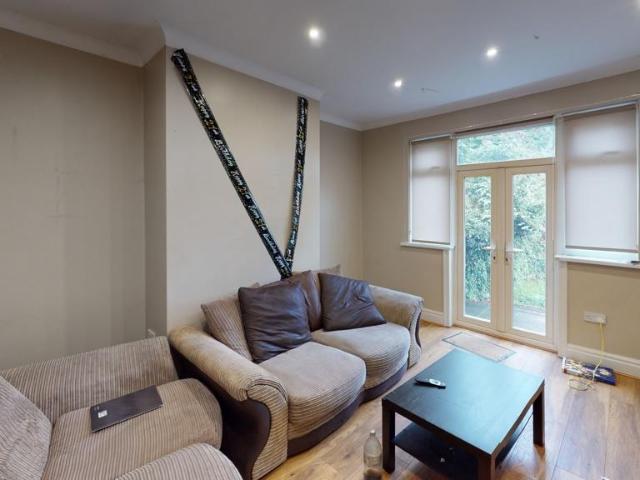 Dennistead Crescent, Headingley, Leeds 4 bed house to rent £2,140 pcm £494 pw
