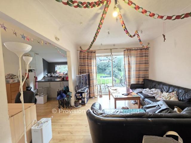 Dennistead Crescent, Headingley LS6 4 bed semi detached house to rent £1,993 pcm £460 pw
