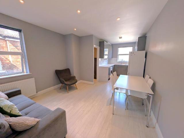 Deacon Road, Dollis Hill/Willesden NW2 3 bed maisonette to rent £2,250 pcm £519 pw