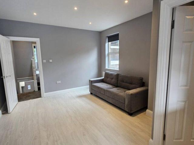 Deacon Road, London NW2 3 bed maisonette to rent £2,300 pcm £531 pw