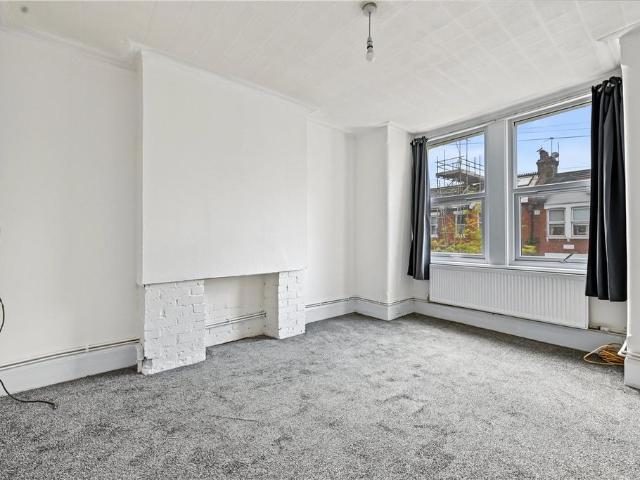 Deacon Road, London, NW2 3 bed apartment to rent £2,500 pcm £577 pw