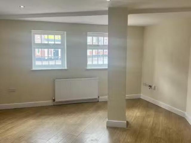 Charming Ground floor studio flat for rent in Spital Hill, Ret.