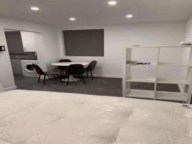 Rental! Studio flat for rent in Broomfield Court, Hatfield, He.