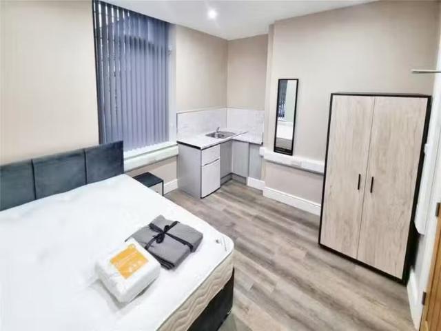 For Rent! Studio flat for rent in Holly House, Spring Gardens.