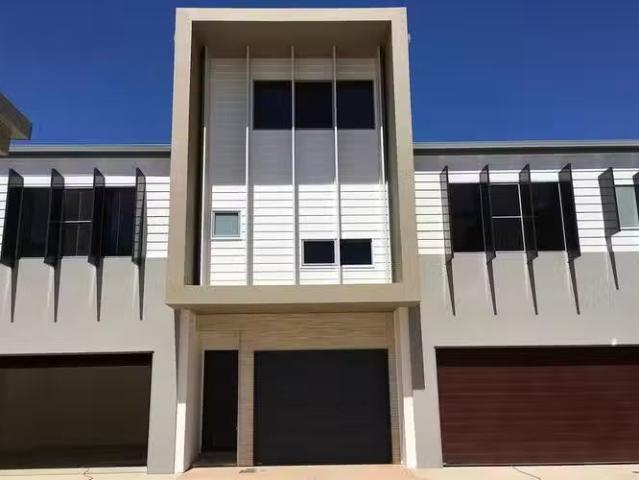 Unique 14/3028 The Boulevard, Carrara, QLD 4211
