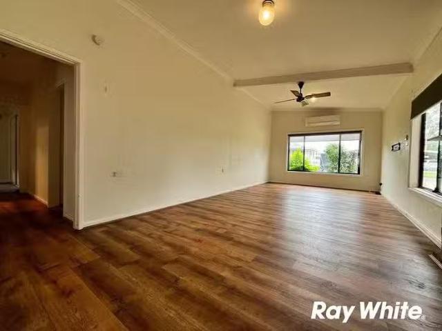 Deal! 14 Nauru Crescent, Lethbridge Park, NSW 2770