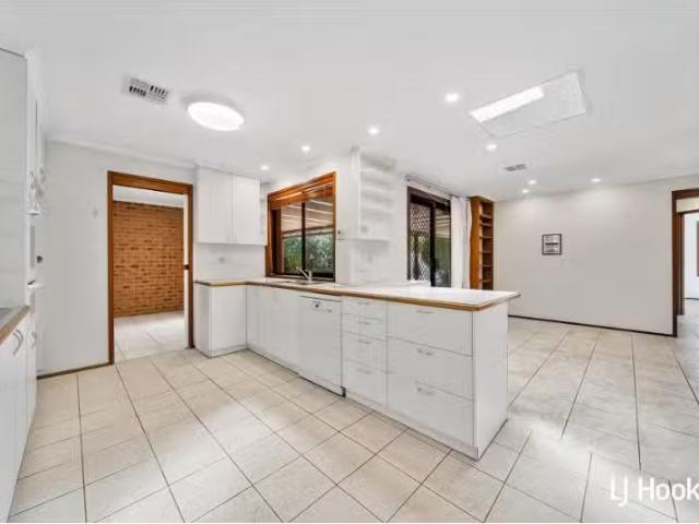 Unique 14 Bowley Place, FLOREY House for rent Listed by Leasi.
