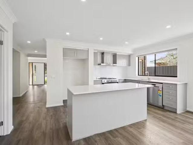 Nice 14 Gaynor Crescent, Gladstone Park, VIC 3043