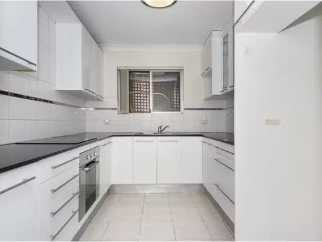 Deal! 1/4 Queens Road, Westmead Apartment for rent Listed by.