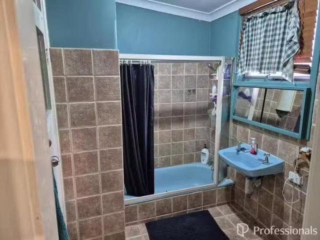 Unique 14 Sutherland Way, Cloverdale, WA 6105