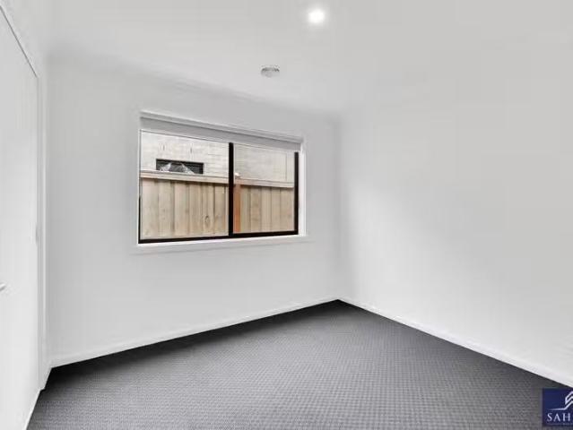 Cozy 14 Sobers Drive, Rockbank VIC 3335